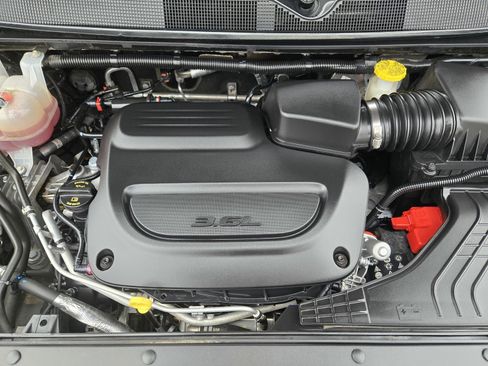 Used 2024 Chrysler Pacifica Touring-L image 26