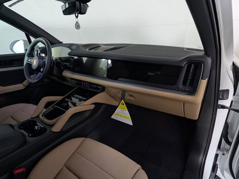 New 2026 Porsche Cayenne image 19