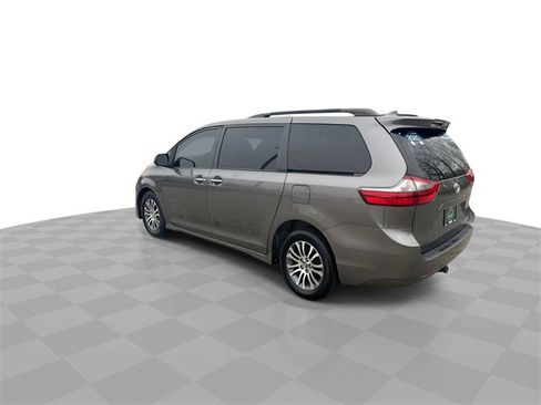 Used 2020 Toyota Sienna XLE image 6