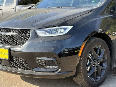 New 2026 Chrysler Pacifica Select w/ S Appearance Package image 8