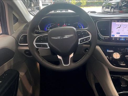 Used 2023 Chrysler Pacifica Limited FWD image 5