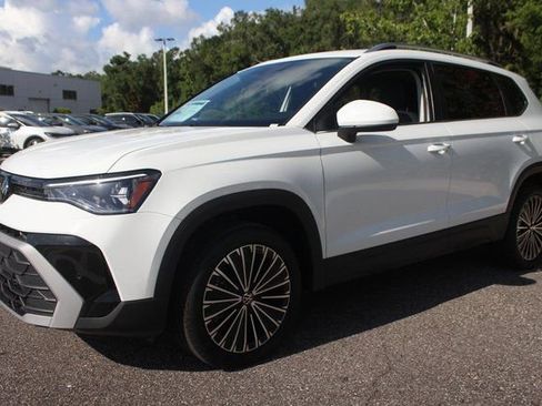 Used 2025 Volkswagen Taos SE image 3