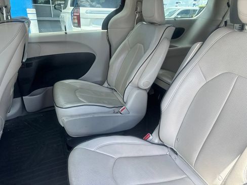 Used 2017 Chrysler Pacifica Platinum FWD image 7
