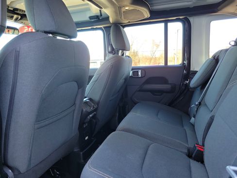 Used 2025 Jeep Wrangler Unlimited Sahara w/ Safety Group image 17