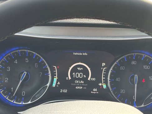 Used 2025 Chrysler Pacifica Limited image 41