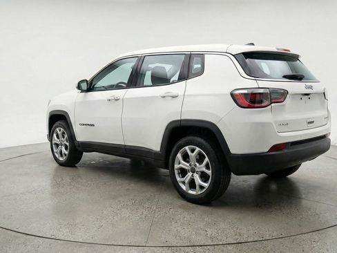 Used 2025 Jeep Compass Latitude AWD/4WD image 6