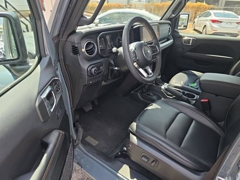 Used 2024 Jeep Wrangler Unlimited Sahara w/ Technology Group AWD/4WD image 2