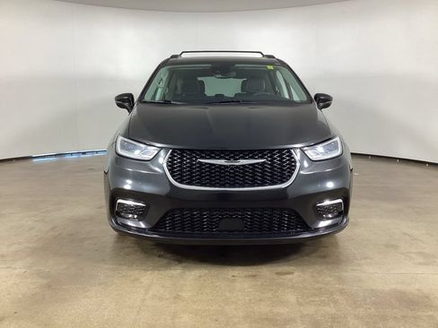 Used 2022 Chrysler Pacifica Touring-L FWD image 3