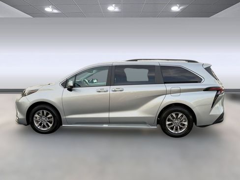 Used 2025 Toyota Sienna XLE FWD image 2