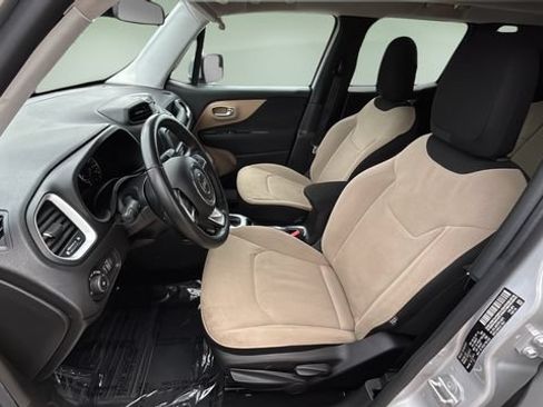 Used 2015 Jeep Renegade Latitude FWD image 18