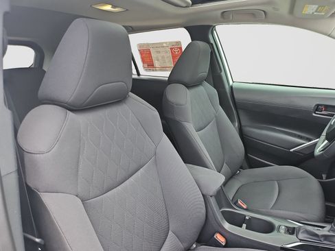 Used 2024 Toyota Corolla Cross LE w/ Moonroof Package FWD image 18