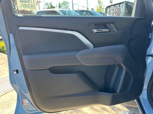 Used 2025 Chevrolet Colorado Z71 w/ Z71 Convenience Package 2 AWD/4WD image 11