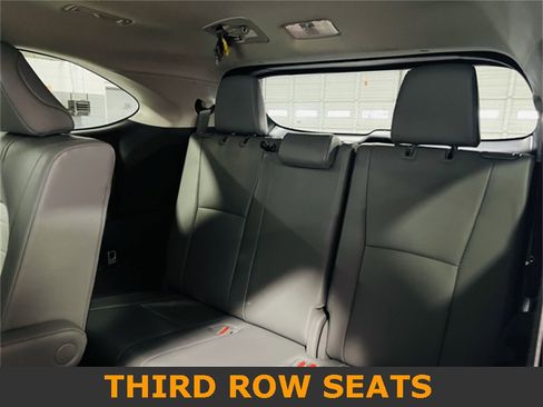 Used 2023 Toyota Highlander XLE image 11