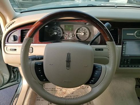 Used 2006 Lincoln Town Car Signature L image 14