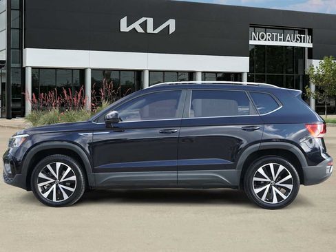 Used 2022 Volkswagen Taos SE FWD image 3