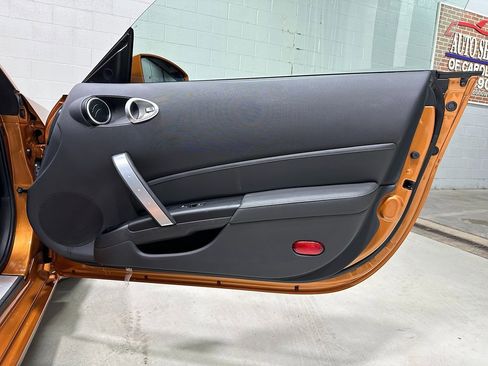 Used 2006 Nissan 350Z w/ (N93) Cargo Convenience Pkg image 8