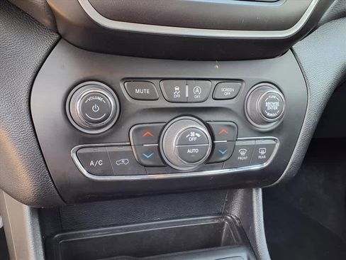 Used 2022 Jeep Cherokee Trailhawk w/ Comfort/Convenience Group AWD/4WD image 16