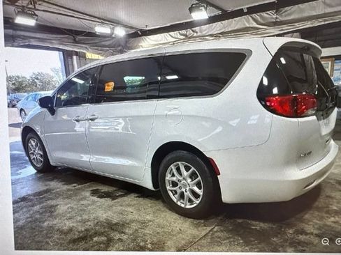 Used 2022 Chrysler Voyager LX FWD image 2