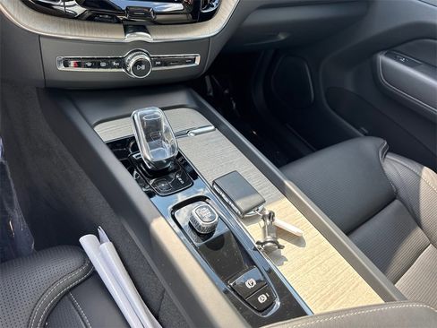 Used 2022 Volvo XC60 B6 Inscription w/ Advanced Package image 30