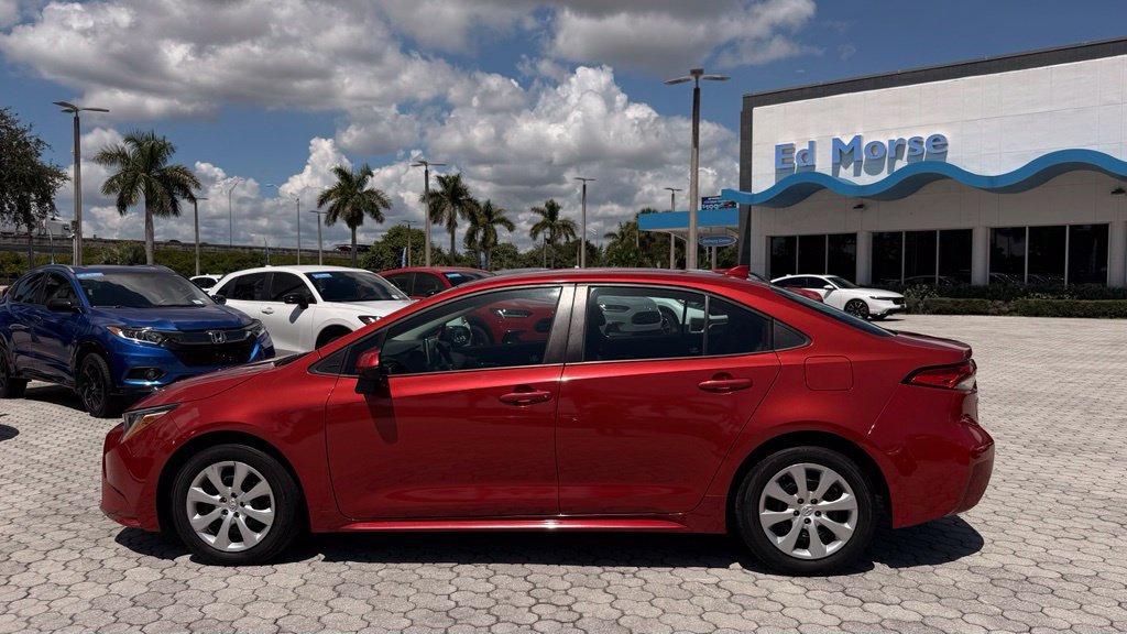Used 2021 Toyota Corolla LE FWD image 3