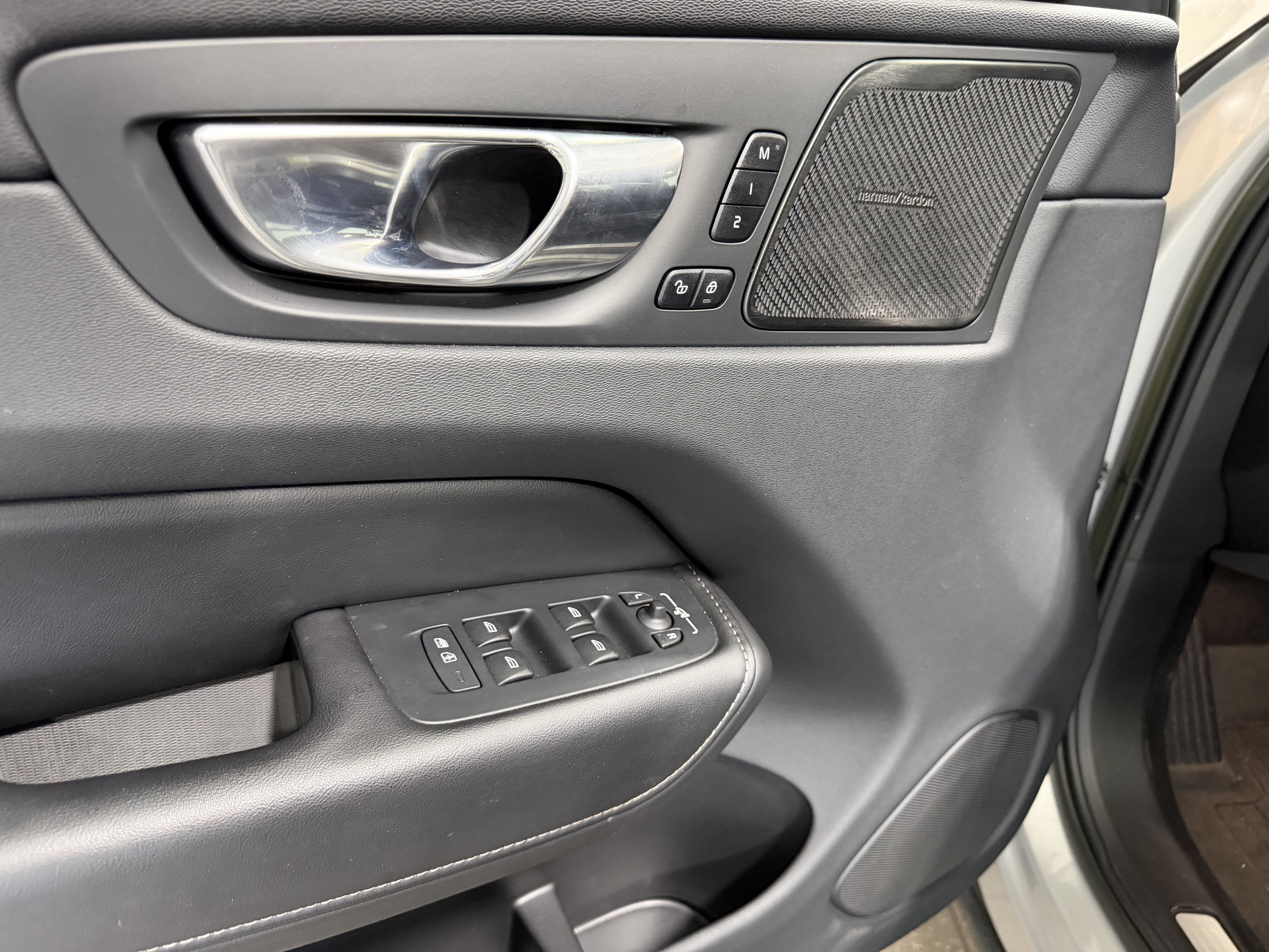 Used 2023 Volvo XC60 B5 Ultimate w/ Climate Package FWD image 9