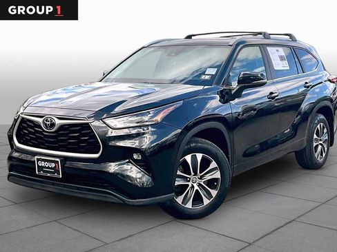 Used 2023 Toyota Highlander XLE AWD/4WD image 1