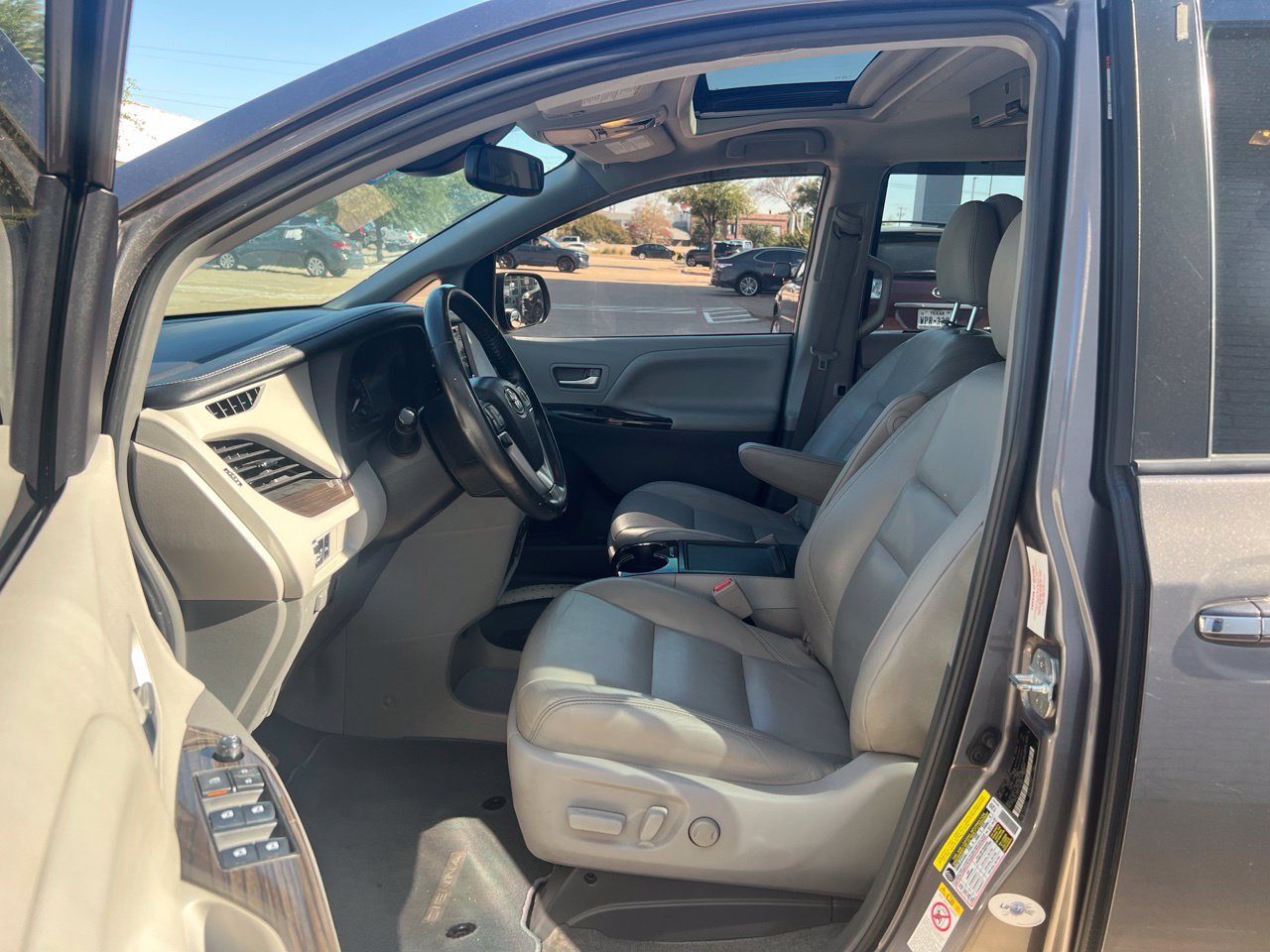 Used 2018 Toyota Sienna XLE w/ XLE Navigation Package FWD image 8