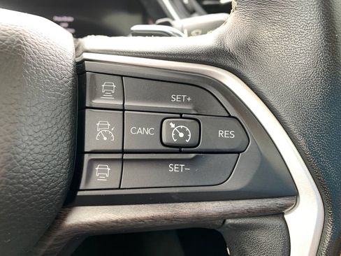 Used 2022 Jeep Grand Cherokee L Limited w/ Luxury Tech Group II AWD/4WD image 25