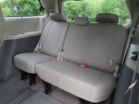 Used 2016 Toyota Sienna XLE w/ XLE Navigation Package FWD image 31