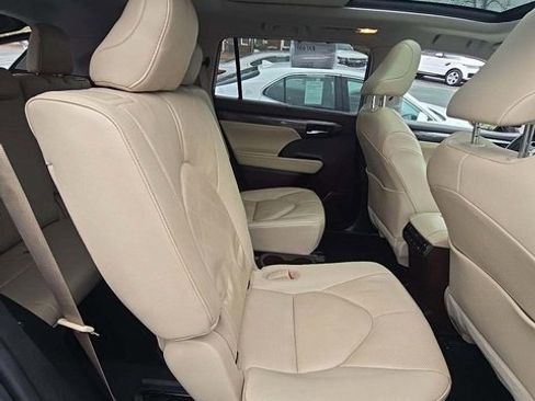 Used 2021 Toyota Highlander Platinum image 15