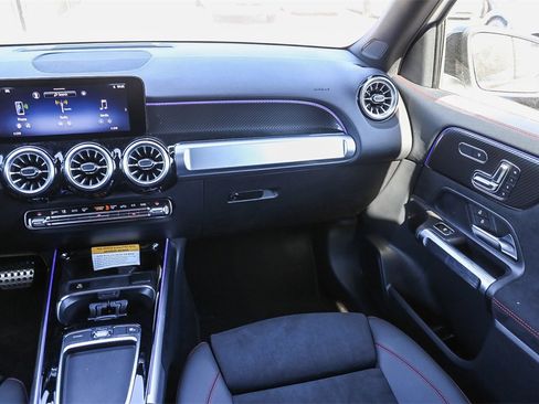 Used 2024 Mercedes-Benz GLB 250 4MATIC image 17