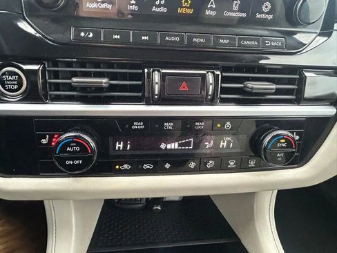 Used 2022 Nissan Pathfinder SL FWD image 25