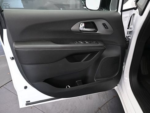 New 2027 Chrysler Pacifica Select FWD image 13