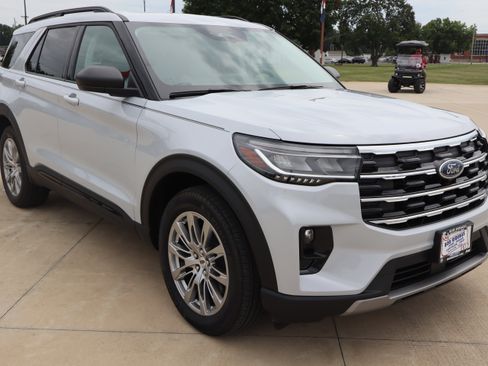 Used 2026 Ford Explorer Active w/ Active Comfort Package AWD/4WD image 3