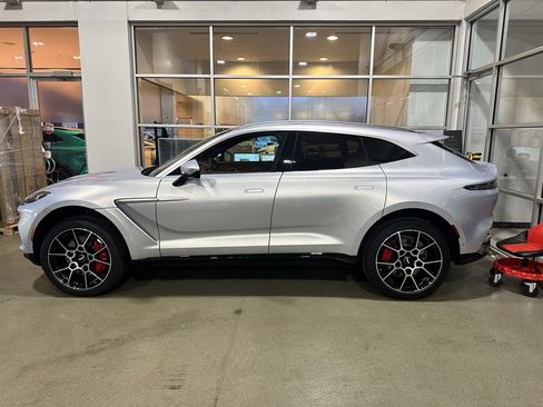 Used 2021 Aston Martin DBX image 2