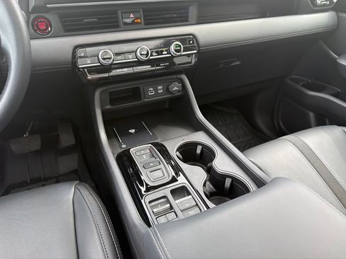 Used 2025 Honda Pilot Touring image 16