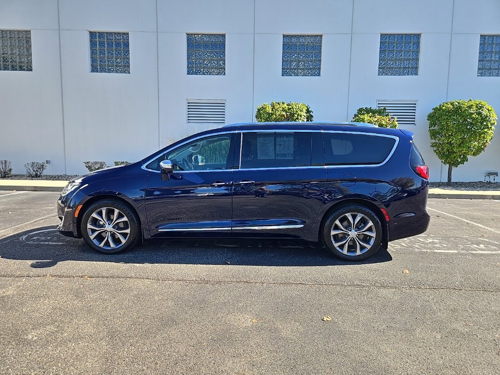 Used 2018 Chrysler Pacifica Limited w/ Tire & Wheel Group FWD image 5