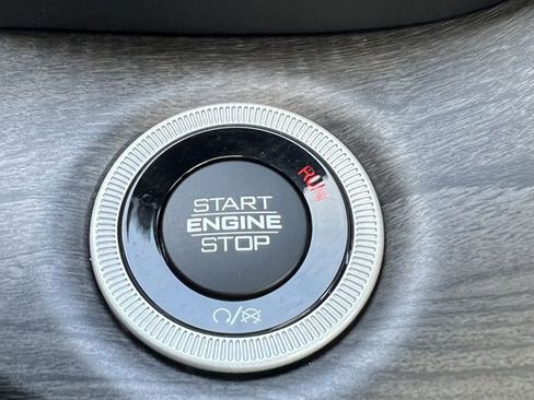 Used 2022 Jeep Grand Cherokee Overland w/ Luxury Tech Group IV image 12