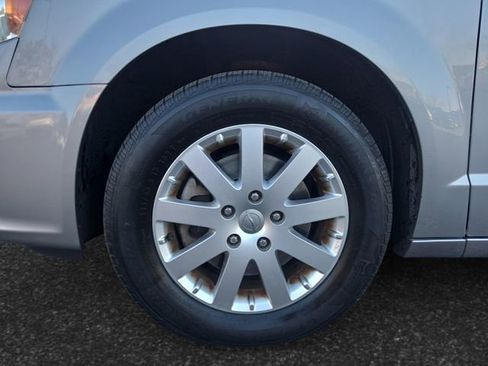 Used 2015 Chrysler Town & Country Touring image 4