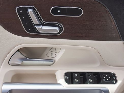 Used 2023 Mercedes-Benz EQB 300 4MATIC image 11