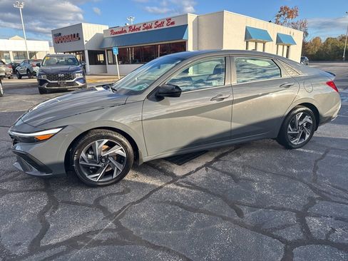 Used 2025 Hyundai Elantra Sport image 3