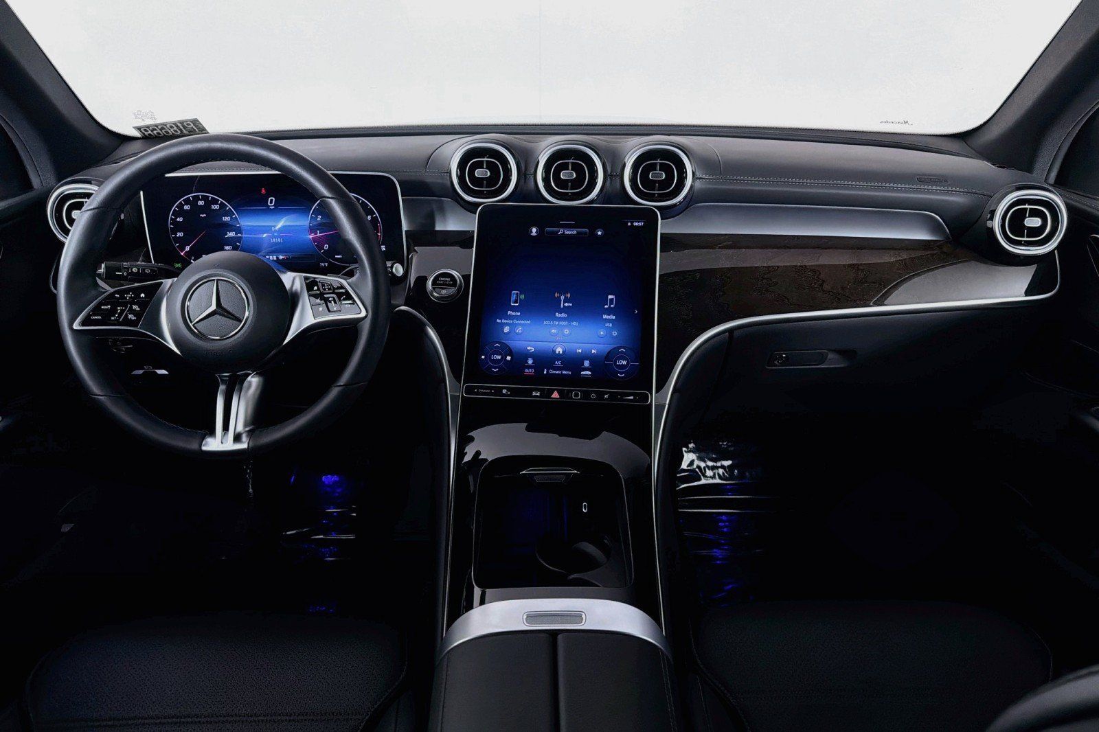 Used 2024 Mercedes-Benz GLC 300 4MATIC image 5