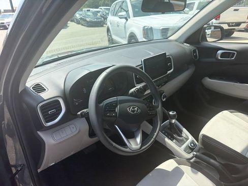 Used 2025 Hyundai Venue SEL FWD image 4