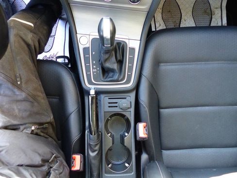 Used 2017 Volkswagen Golf SE image 32