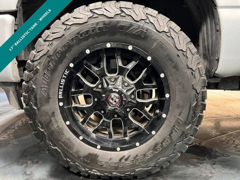 Used 2018 Nissan Titan SV image 6