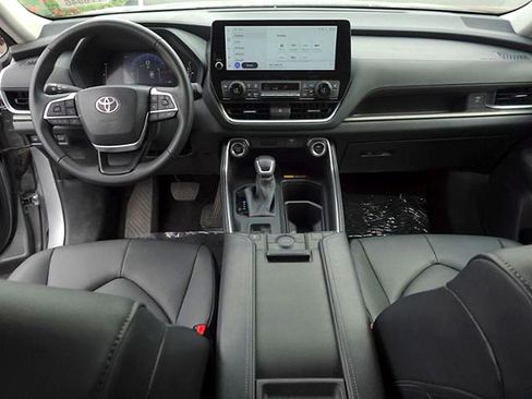 Certified 2025 Toyota Grand Highlander AWD image 12