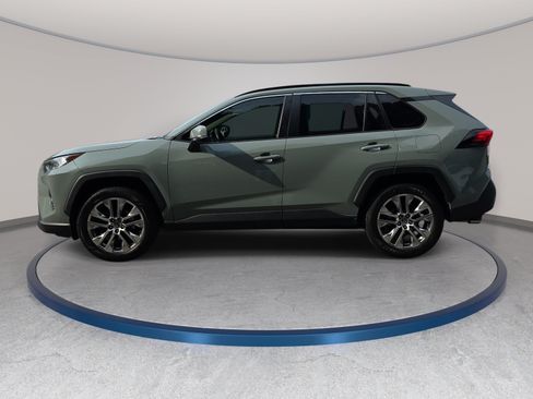 Used 2019 Toyota RAV4 XLE Premium FWD image 3