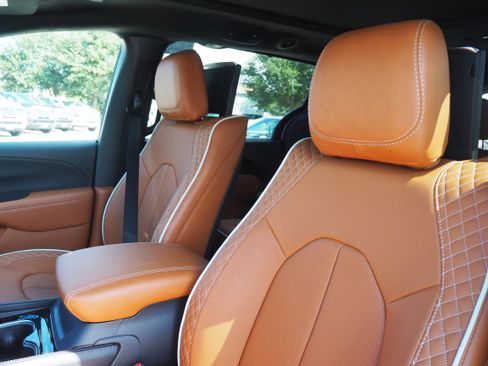 New 2026 Chrysler Pacifica Pinnacle image 14