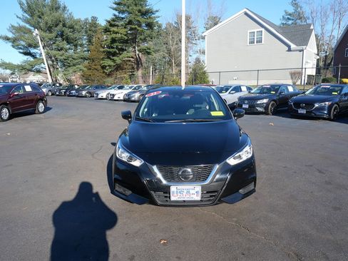 Used 2021 Nissan Versa SV image 3