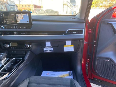 New 2025 Mitsubishi Outlander SE image 28